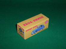 Load image into Gallery viewer, Dinky Toys #152 (# 40d) Austin Devon Saloon.