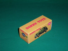 Load image into Gallery viewer, Dinky Toys #152 (# 40d) Austin Devon Saloon.