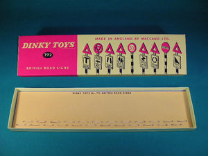 Dinky Toys #772 British Road Signs (24).